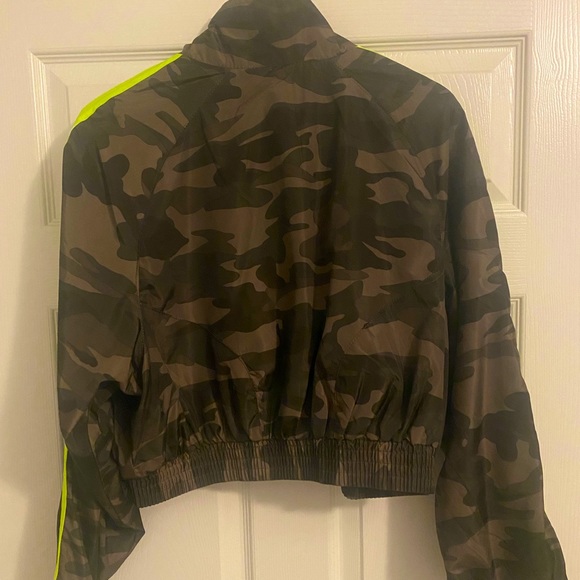 New Look Army Fatigue Print Lightweight Cropped Bomber Jacket - Picture 2 of 4